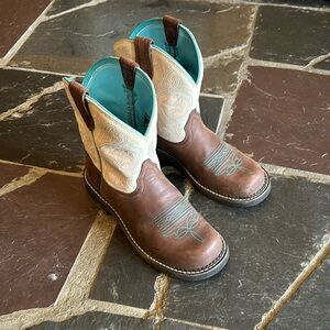 Ariat women’s boots, short, round toe, size 8